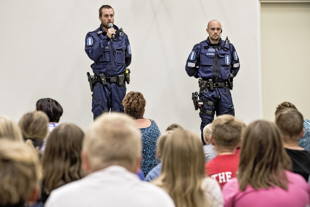 Poliisit Harri Hiitola ja Paavo Klintrup puhuivat koulukiusaamisesta Antinkankaan koulun koulurauhanjulkistamisessa.