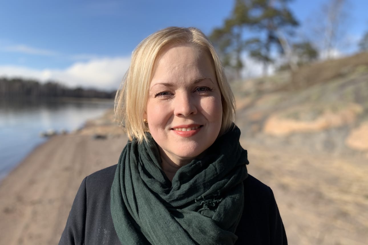 Teatteritieteen maisteri Linnea Stara Helsingistä seuraa Hanna Helavuorta TINFOn johtajana.