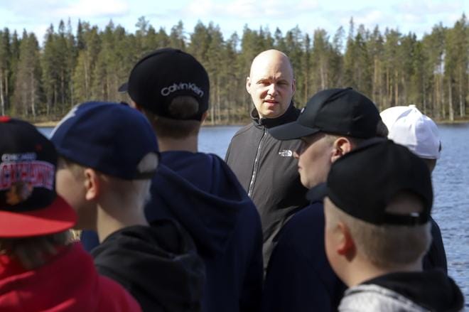 Yhtenäiskoulun rehtori Pasi Huvila on toiveikas tartuntaketjun katkeamisesta. ARKISTOKUVA: JARI E. HAKALA