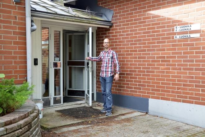 Ari Anttila kertoo siirtymisen olleen helpotus sekä koulun henkilökunnalle että oppilaille. KUVA: JUHO KORPELA