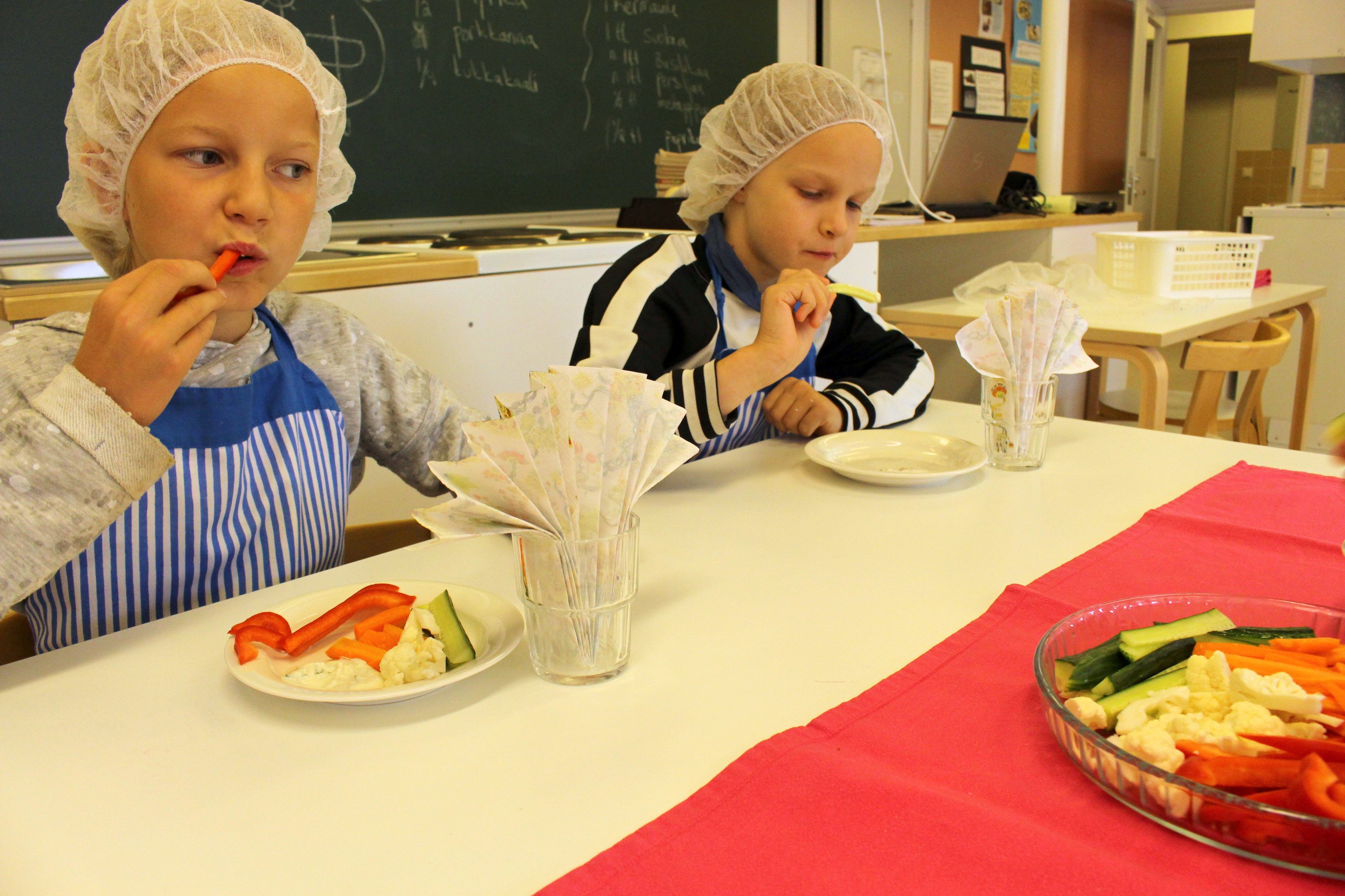 Dipatut kasvikset maistuivat Sara Huhtalalle ja Emmiina Pahkalalle.