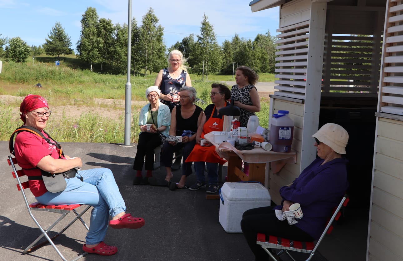 Talkootyön lomassa ehdittiin pitää taukoakin. Tarjoilut olivat Pudasjärven maa- ja kotitalousnaisten järjestämät.