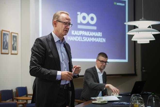Pohjanmaan kauppakamarin toimitusjohtaja Juha Häkkinen kiittelee juhlakirjan kirjoittanutta Lars Rosenbladia. Kuva: Jarno Pellinen