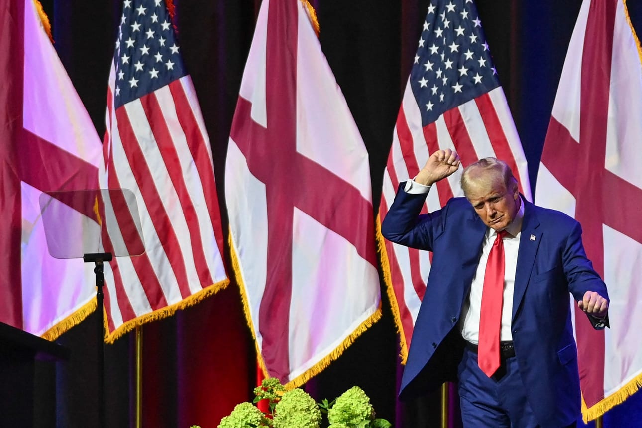 Jälleen presidentiksi halajavan Donald Trumpin mukaan syytteet ovat hänelle avuksi. Alabamassa puhuneen Trumpin mukaan aina, kun häntä vastaan nostetaan syytteitä, hänen suosionsa kasvaa mielipidemittauksissa. LEHTIKUVA/AFP