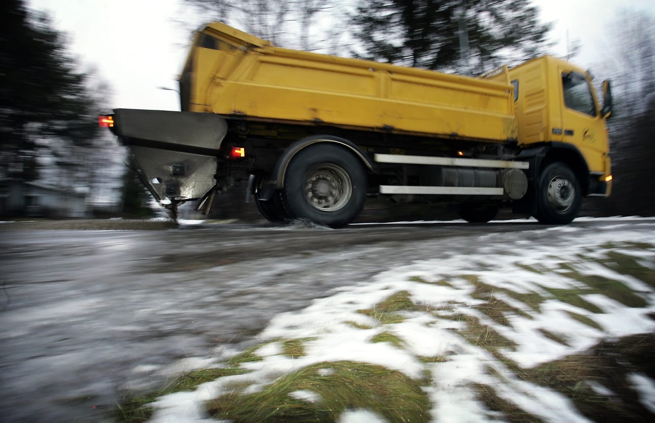 Vesisade liukastuttaa myös kevyenliikenteenväyliä. Arkistokuva.