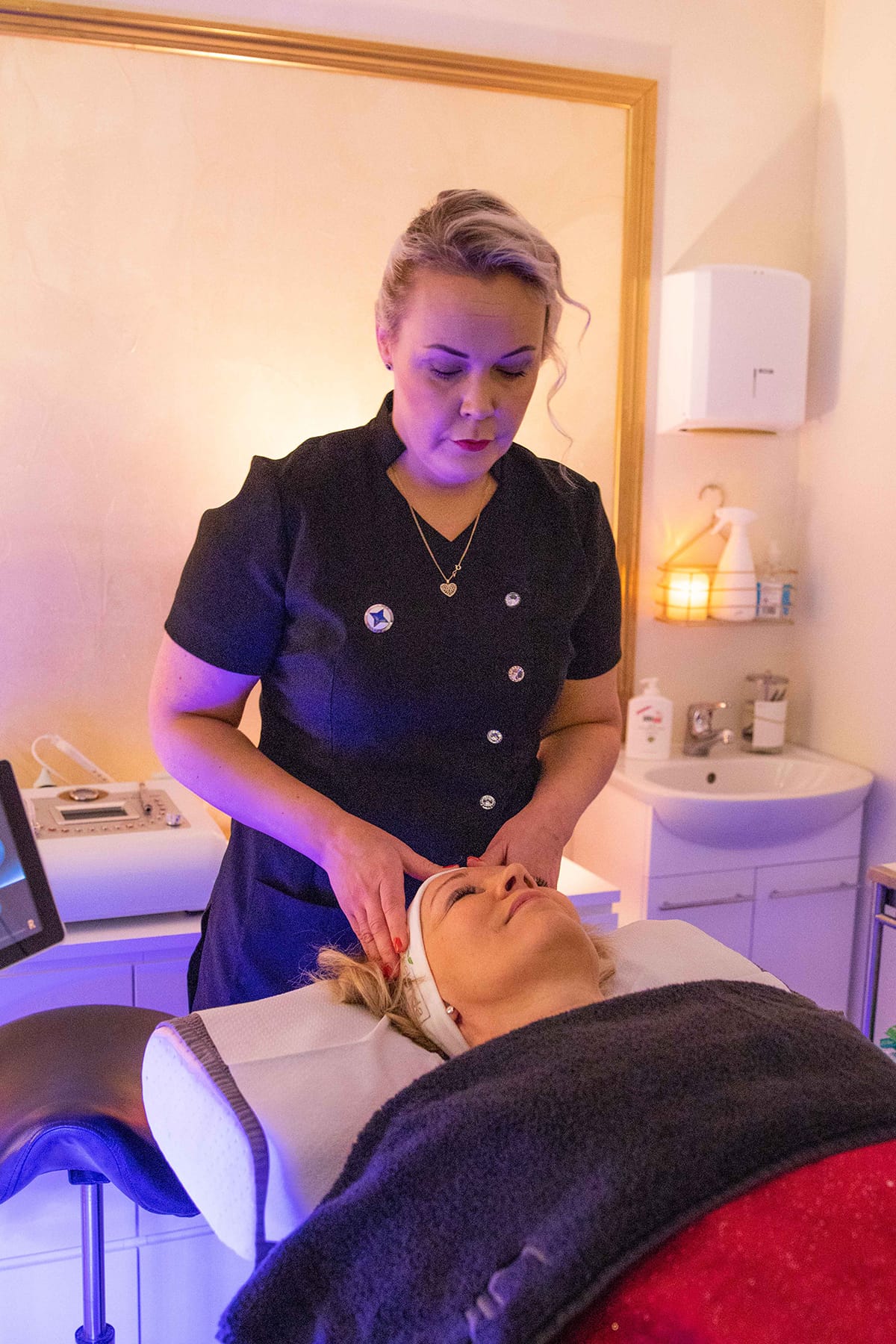 Kauneusstudio BeautyQ:lta löytyy monipuolinen laitevalikoima hoitoja varten. Anitta Väärälä kokeili viime kerralla uusinta Hydrogen-hoitoa, joka yllätti hänet positiivisesti. ”Kyseinen hoito on saatavilla puhdistavana, kirkastavana tai liftaavana.”