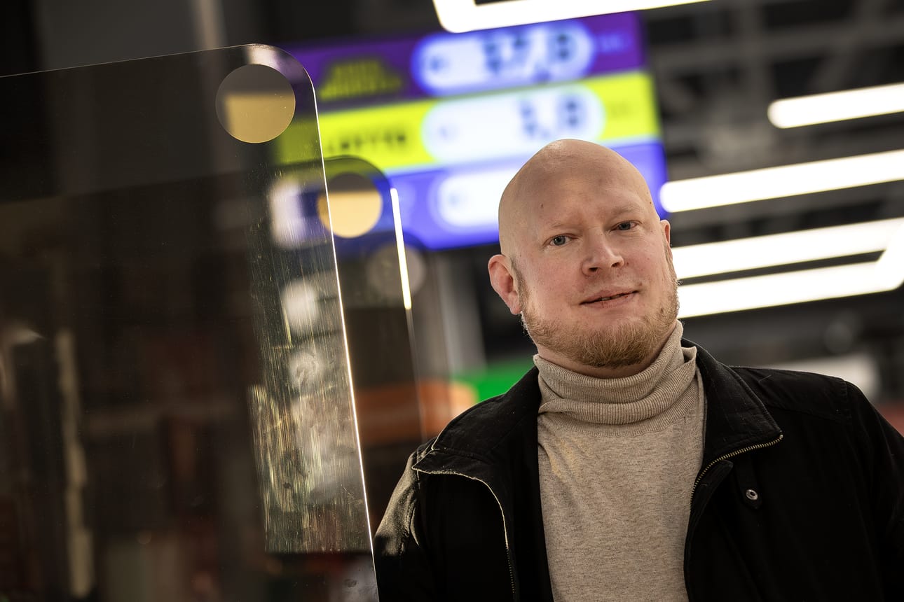 Kymmenkunta vuotta sitten peliriippuvuudesta selvinnyt Joni Siponen pitää ongelmapelaajien auttamista palkitsevana ja merkityksellisenä. – Moni on todella epätoivoisessa tilanteessa, josta ei tunnu olevan mitään ulospääsyä – ja sitten he saavat toivoa ja valoa pimeyteen, Siponen sanoo.
