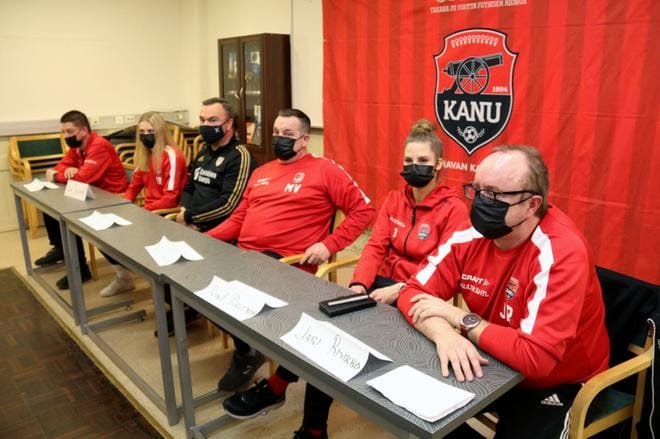 Kanun joukkueenjohtaja Risto Pirttinen, hyökkääjä Kiia Tolonen, SJK-junioreiden kolmosdivisioonajoukkueen joukkueenjohtaja Jussi Koskinen, Kanun valmentaja Martti Virkkala, kapteeni Riina Pirttinen ja vastuuvalmentaja Jari Risikko valottivat Kanun naisten suunnitelmia lauantaina. KUVA: ANU NAHKALA