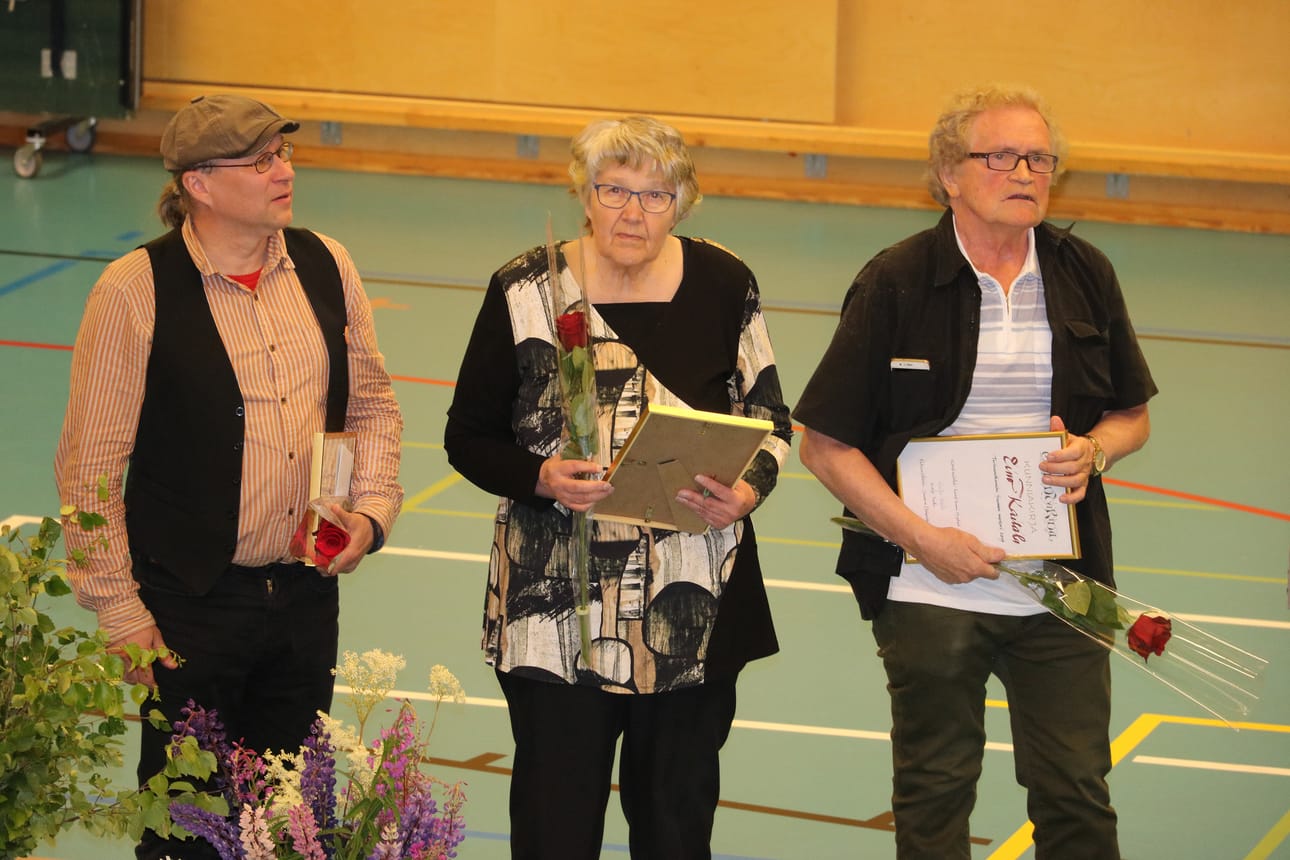 Timoi Munne Joensuusta sijoittui tarinaniskennän SM-kisassa toiseksi, Sirkka Huhtahaara Jyväskylästä tarinoi toiseksi ja voittajaksi selvisi Eino Kaitala Tukholmasta.