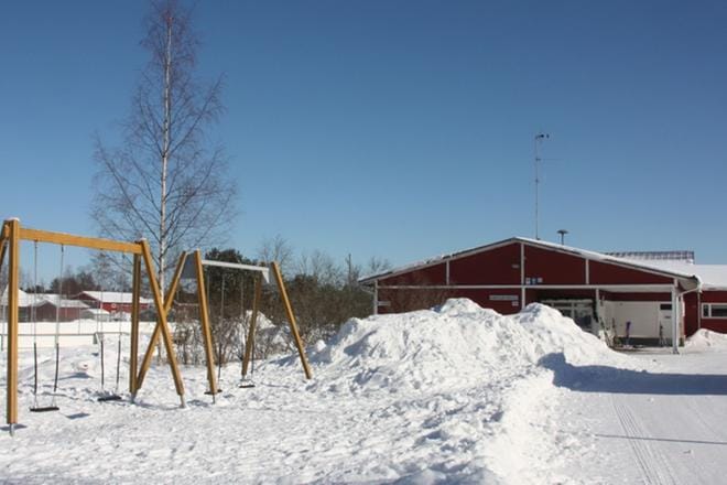 Talvella 2018 Hakolan koulun hiihtolatu ja jääkiekkokaukalo olivat ahkerassa käytössä. Koululaisten käytössä ovat myös urheilukenttä sekä lähellä oleva uintipaikka ja lähimetsä, jossa koulu pitää suunnistusta ja luontoliikuntaa. Hakolan alueen neljä yhdistystä ovat vastikään laatineet kuntalaisaloitteen koulun säilymisen puolesta. KUVA: MARIANNE LÄHDE