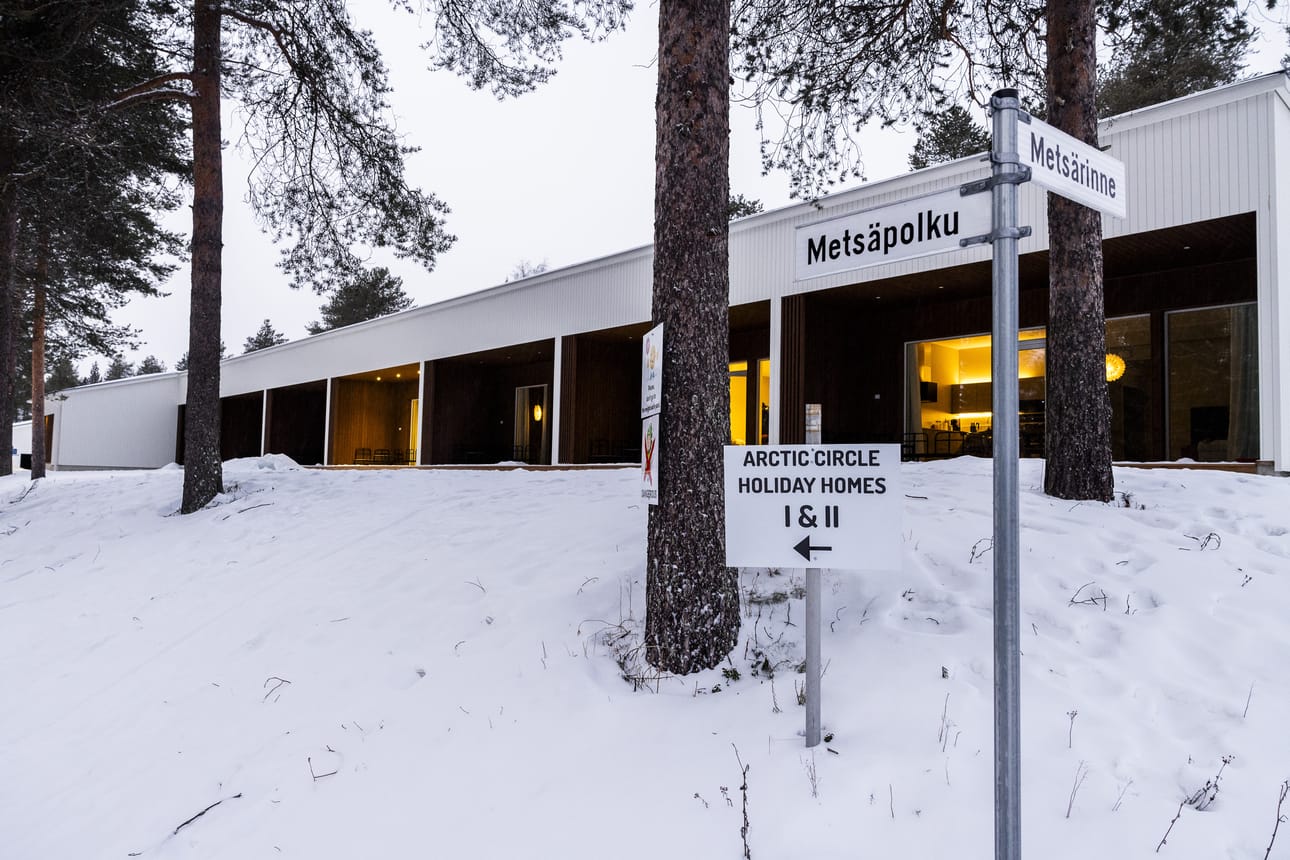 Hemmo Lehtisalo Arctic Circle Holiday Homesilta kertoo, että he pohtivat nyt, valittavatko kaavoituspäällikön päätöksestä Pohjois-Suomen hallinto-oikeuteen vai lähtevätkö hakemaan asemakaavan muutosta. Kuvassa olevat rivitalot ovat uudempia, vuonna 2023 valmistuneita.