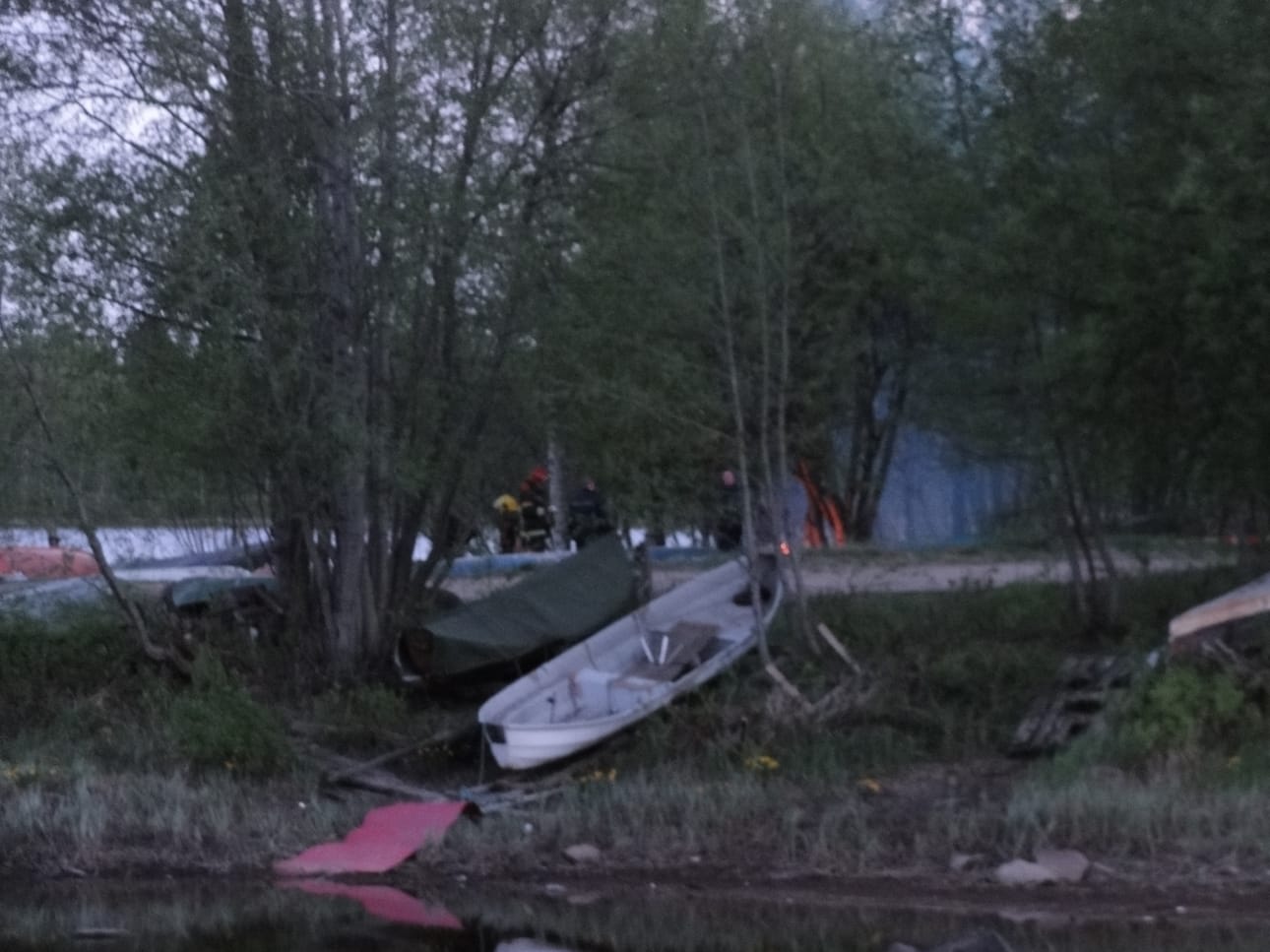Pelastuslaitos kävi sammuttamassa palavan veneen Oulun Tukkisaaressa.