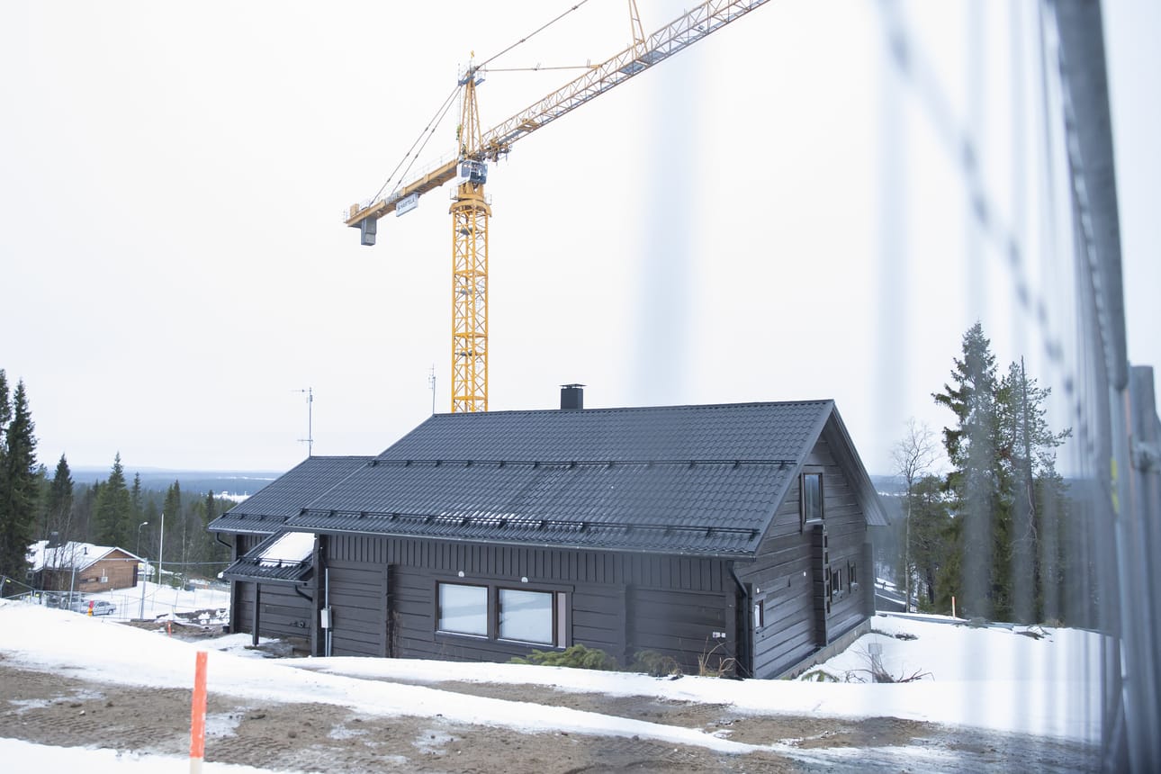 Länsi-Rukan vesihuoltoon käytettävä vesisäiliö sijaitsee maan uumenissa tämän mökin alapuolella, keskellä Sokos-hotellin työmaata.
