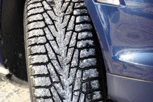 Nokian Renkaiden Hakkapeliitta 7 SUV -nastarengas, koeajoa jäällä Lapin Pasasjärven jäärata-alueella