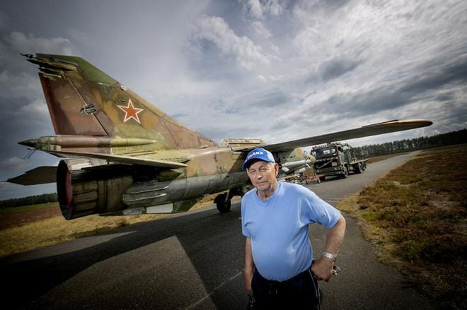 Mikael Oja yhdessä MIG-23 MLD hävittäjänsä kanssa. KUVAT: JAAKKO ELENIUS