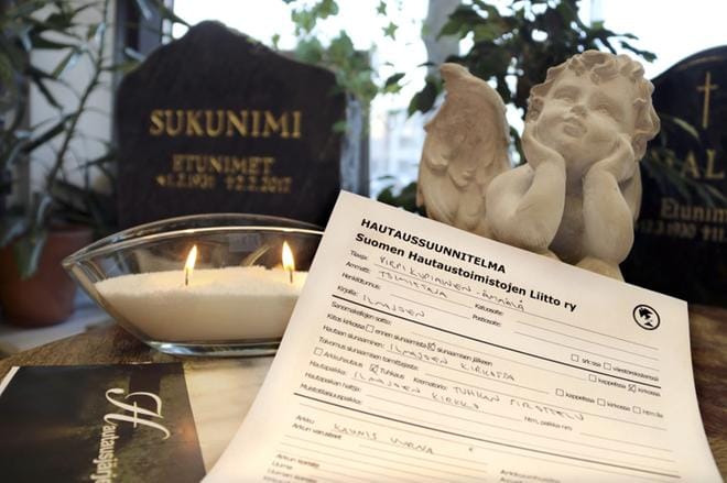 Hautajaistoiveista kertovista asiakirjoista on hyvä kertoa läheisille etukäteen ja säilyttää papereita helposti löydettävissä olevassa paikassa. Kuva Virpi Kupiainen-Ämmälä