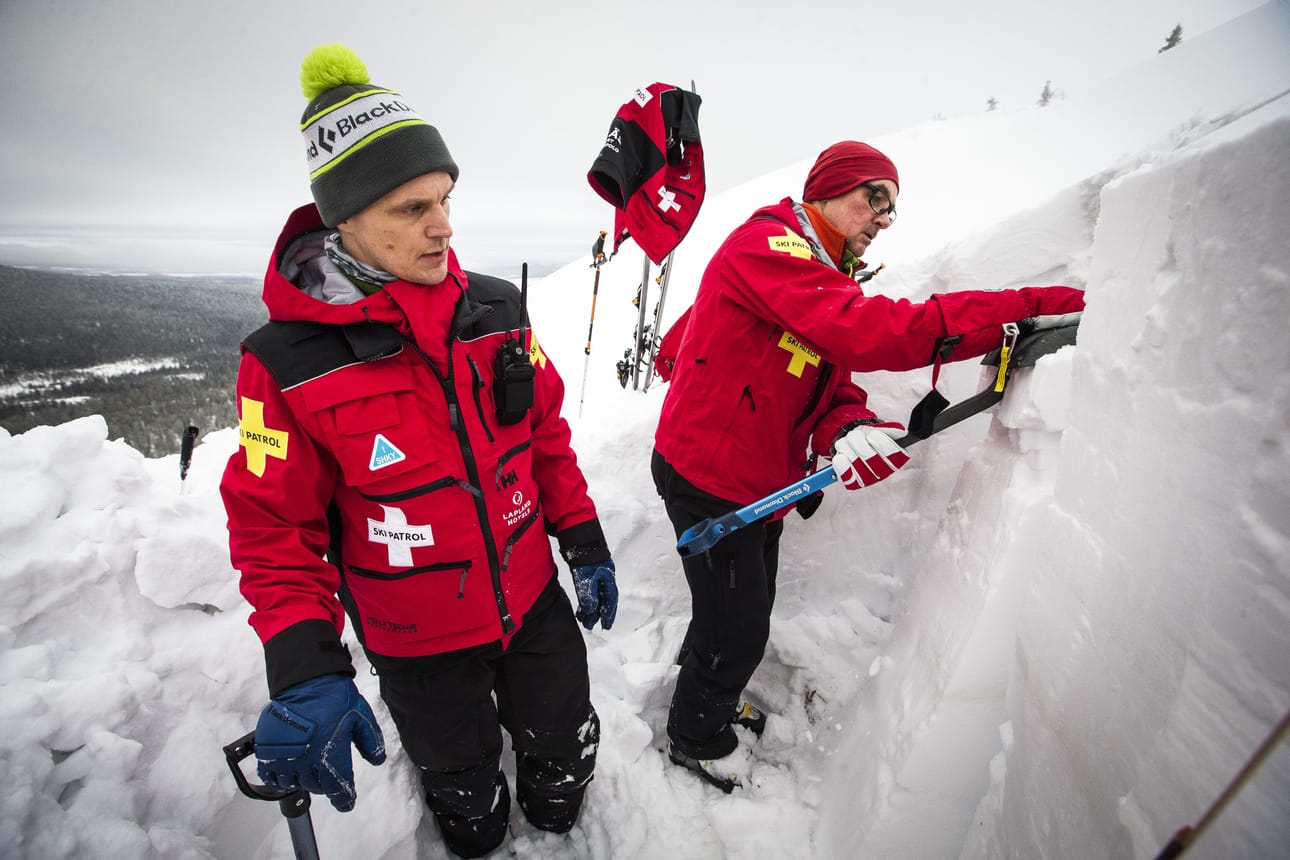 Ylläksen Ski Patrol tekemässä lumivyörytestejä vuonna 2017 Kellostapulilla. Mukana olivat silloin Lauri Ylimys (oik.) ja Antte Lauhamaa.