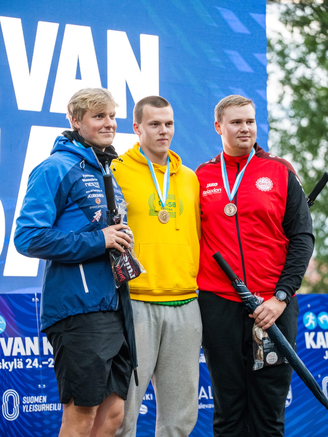 Pudasjärven Urheilijoiden Antti Pränni sai Kalevan kisojen kiekossa uransa toisen SM-hopean. Kuvassa myös Mico Lampinen ja Juho Suominen.