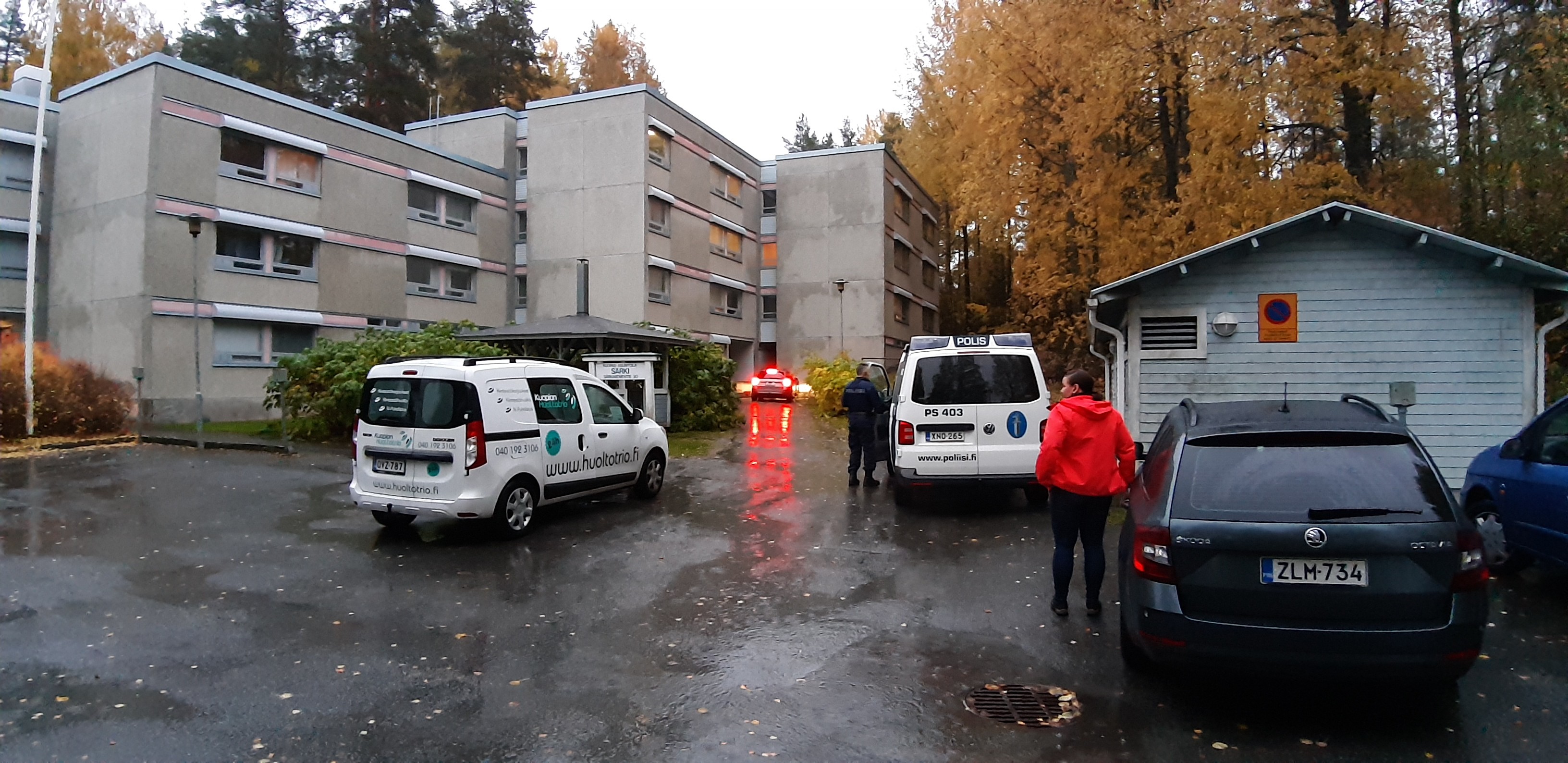 Iskusta epäilty 25-vuotias mies asuu parin kilometrin päässä tapahtumapaikasta. Taloyhtiön pihalla parveili poliiseja tiistaina iltakuuden jälkeen.