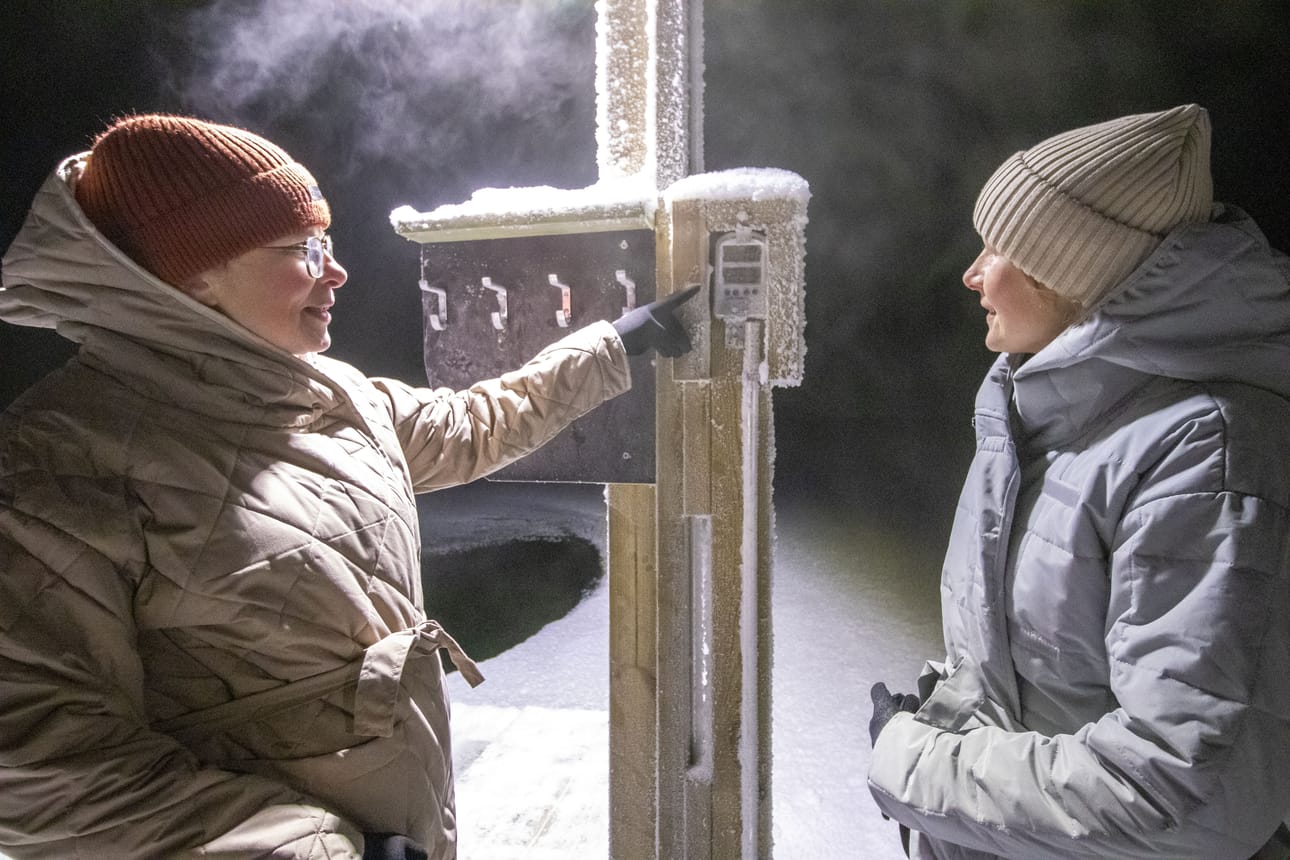 Pakkasmittari hipoo 27 astetta, mutta vesi on yksiasteista. Elina Kokkonen ja Tarja Kelahaara tuumaavat, että nyt vesi tuntuisi lämpimältä.
