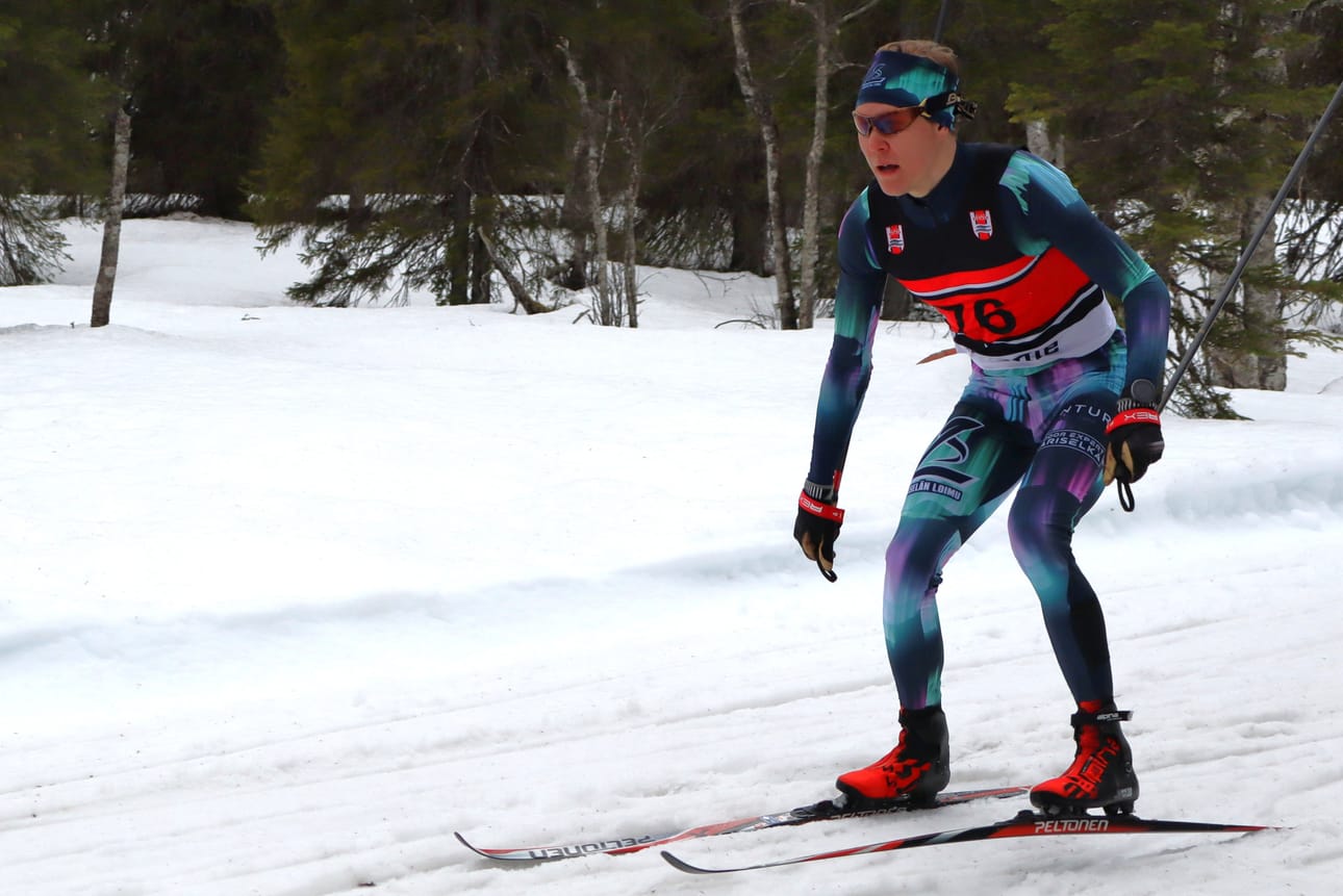 Saariselän Loimua edustava Eelis Valikainen voitti miesten päämatkan Posion Alamäkihiihdoissa. Toinen oli Posion Pyrinnön Antti Häkämies ja kolmas viimevuotinen voittaja, Kainuun Hiihtoseuran Raul Seema. Naisten päämatkalla kärkikolmikko oli Anne Kyllönen (Kainuun Hiihtoseura), Josefiina Böök (Ounasvaaran Hiihtoseura) ja Maiju Palosaari (Limingan Niittomiehet).
