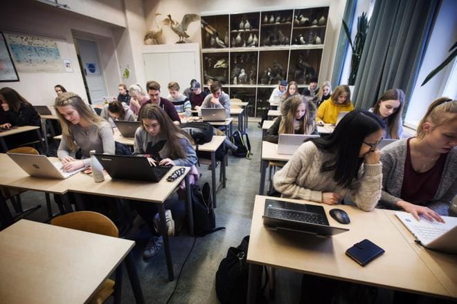 Vaasan lyseon lukion ensimmäisen vuoden opiskelijat käyttävät biologian kurssilla joka tunti tietokonetta. Siitä huolimatta yksikään oppilaista ei ole ostanut kurssille sähköistä e-kirjaa, vaan paperisen kirjan. KUVA: JARNO PELLINEN