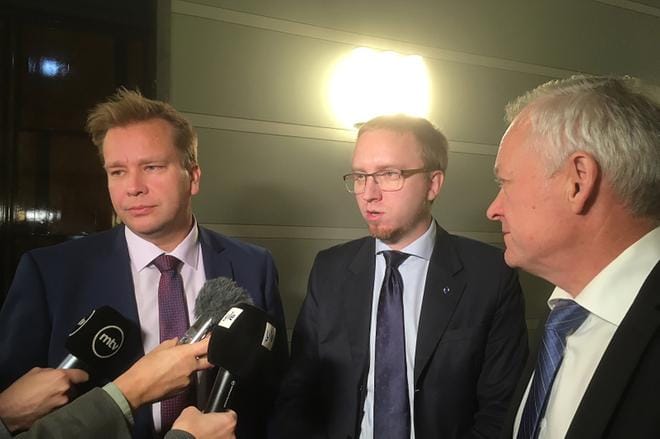 Hallituspuolueiden eduskuntaryhmien puheenjohtajat, Antti Kaikkonen (kesk.), Simon Elo (sin.) ja Kalle Jokinen (kok.) kävivät tiistaiaamuna ilmaa puhdistavan keskustelun.