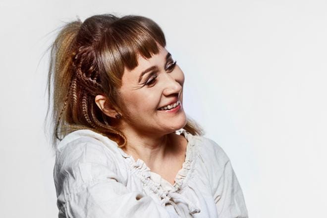 Ähtäriläissyntyinen Elina Jokinen asuu nykyisin Jyväskylässä, jossa hän työskentelee kirjallisuuden tohtorina yliopistolla. Pohjalaisen kirjallisuuspalkinnon ehdokkuus on suuri kunnia hänelle. – Olen onnellinen, että kirjani on tullut nähdyksi juuri Pohjanmaalla, sillä juuri siellä sitä tarvitaan. Siinä ympäristössä ihminen voi kasvaa aika armottomaan mentaliteettiin. KUVA: HEIDI STRENGELL