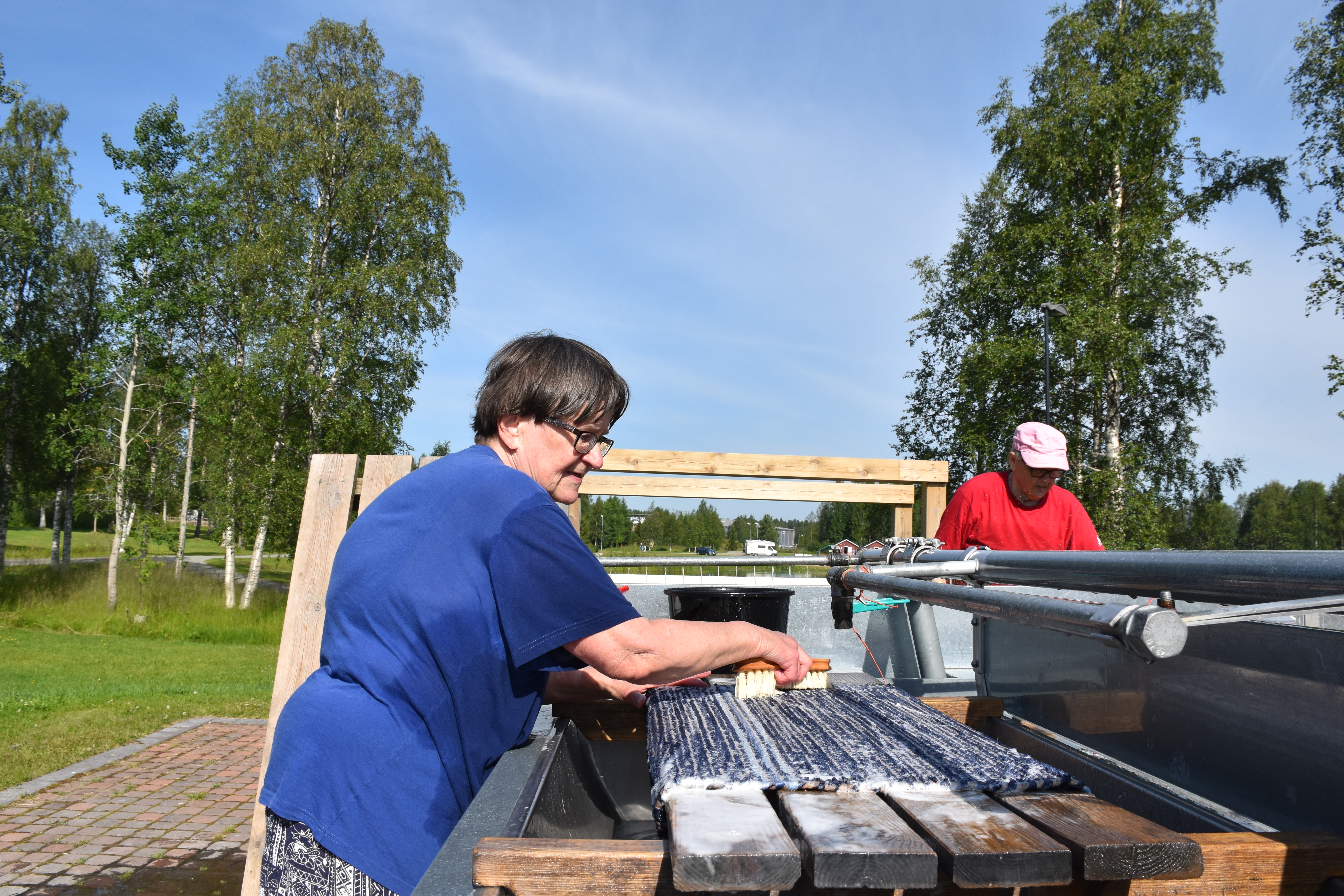 Marja-Leena ja Kirsti Karvonen ovat vanhoja tuttuja ja kohtasivat toisensa sattumalta Kuusamojärven rannassa olevalla matonpesupaikalla.