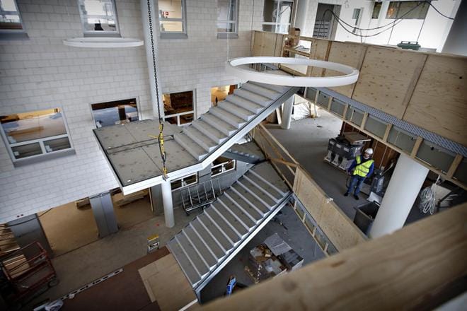 C-laajennusosan katseenvangitsija on kolme kerrosta korkea aula portaikkoineen. Aulasta avautuu näkymä ulos joen vastarannalle Framiin.KUVAT: TOMI KOSONEN