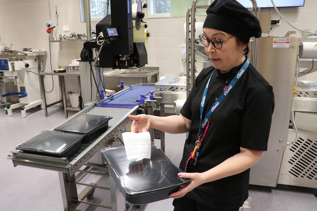 Ruoka pakataan dynoihin, joiden päälle tulee tarra, jossa on vuuan sisältö ja tiedot säilyvyydestä. Eeva-Liisa Kero esittelee Kauhavan uuden keskuskeittiön toimintamallia.