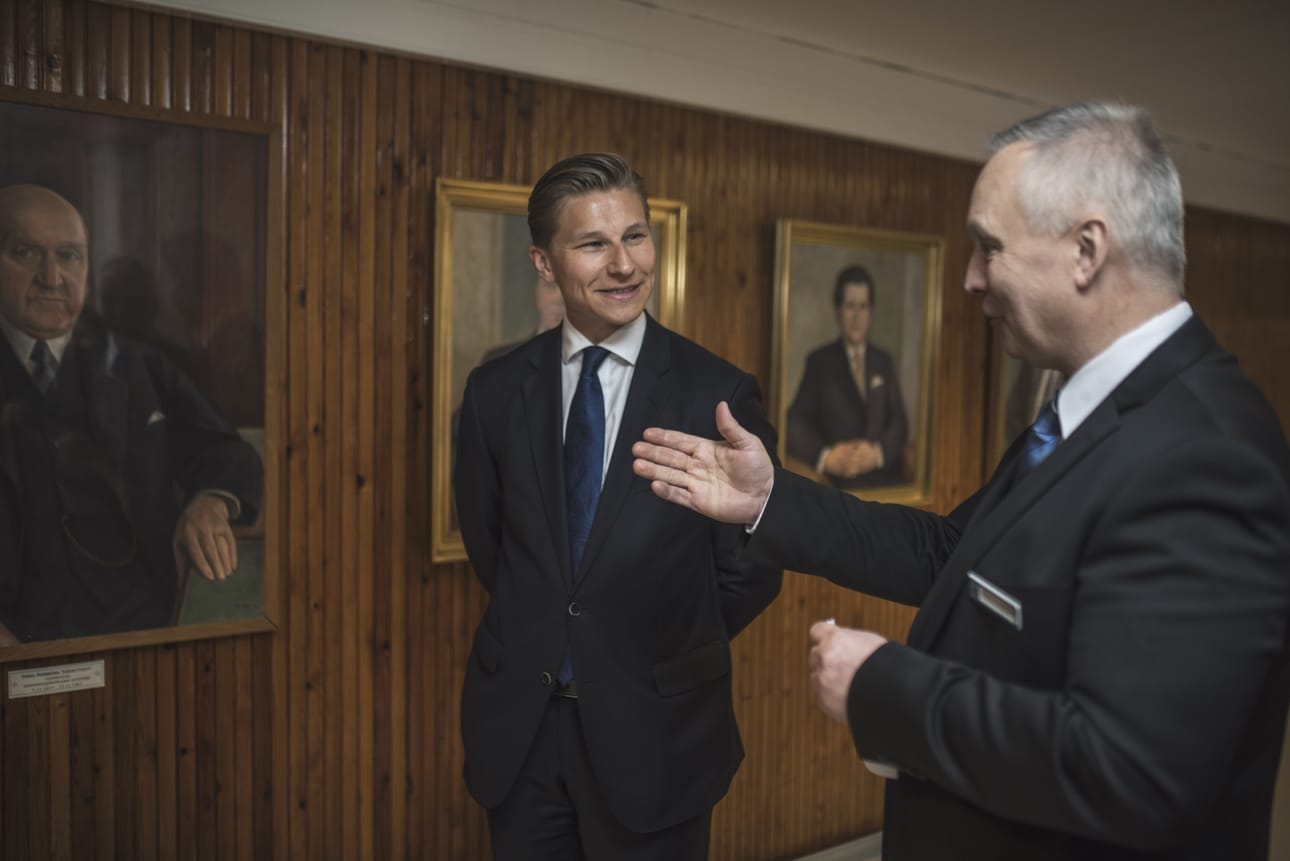 Oikeusministeri Antti Häkkänen (kok.) vieraili Riihimäen vankilassa tiistaina. Vankilanjohtaja Pasi Oksa (oik.) esitteli Häkkäsen vankilan koulutustiloja.