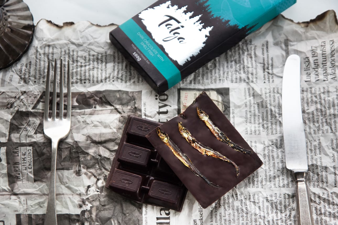 Kalasuklaa oli Taiga Chocolaten tunnetuin makusuklaa. Tumman suklaan pinnassa oli kokonaisia kuoreita ja suolahippuja.