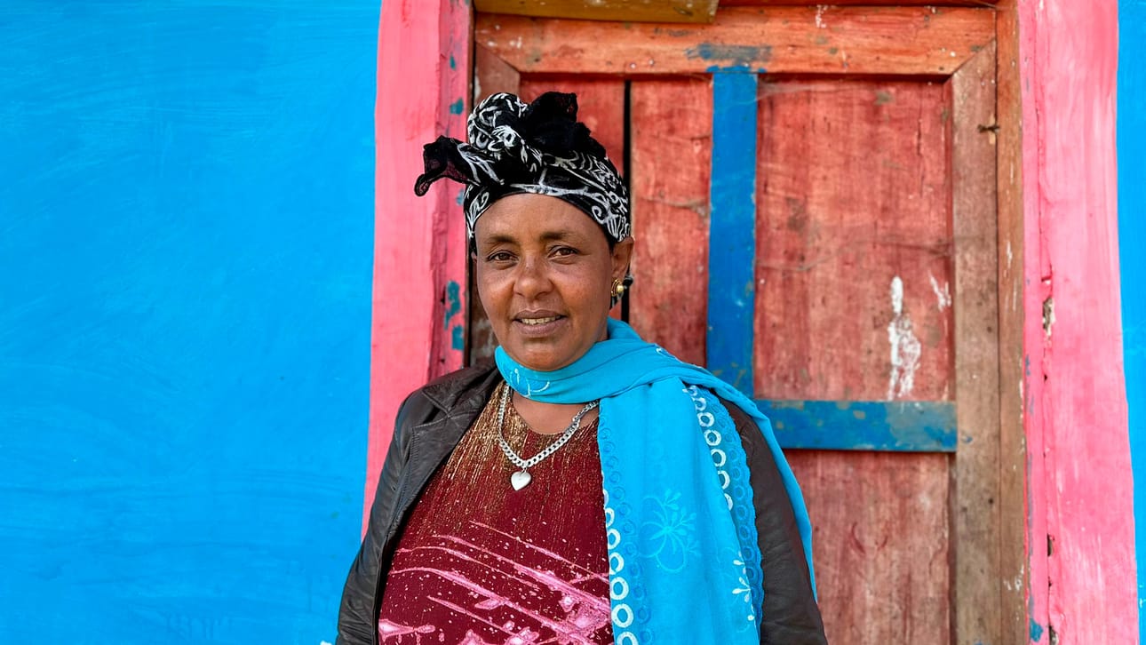 Almaz Abamacha on saanut naisten osuuskunnan kautta tuloja, joiden avulla hän on pystynyt ostamaan lehmän.