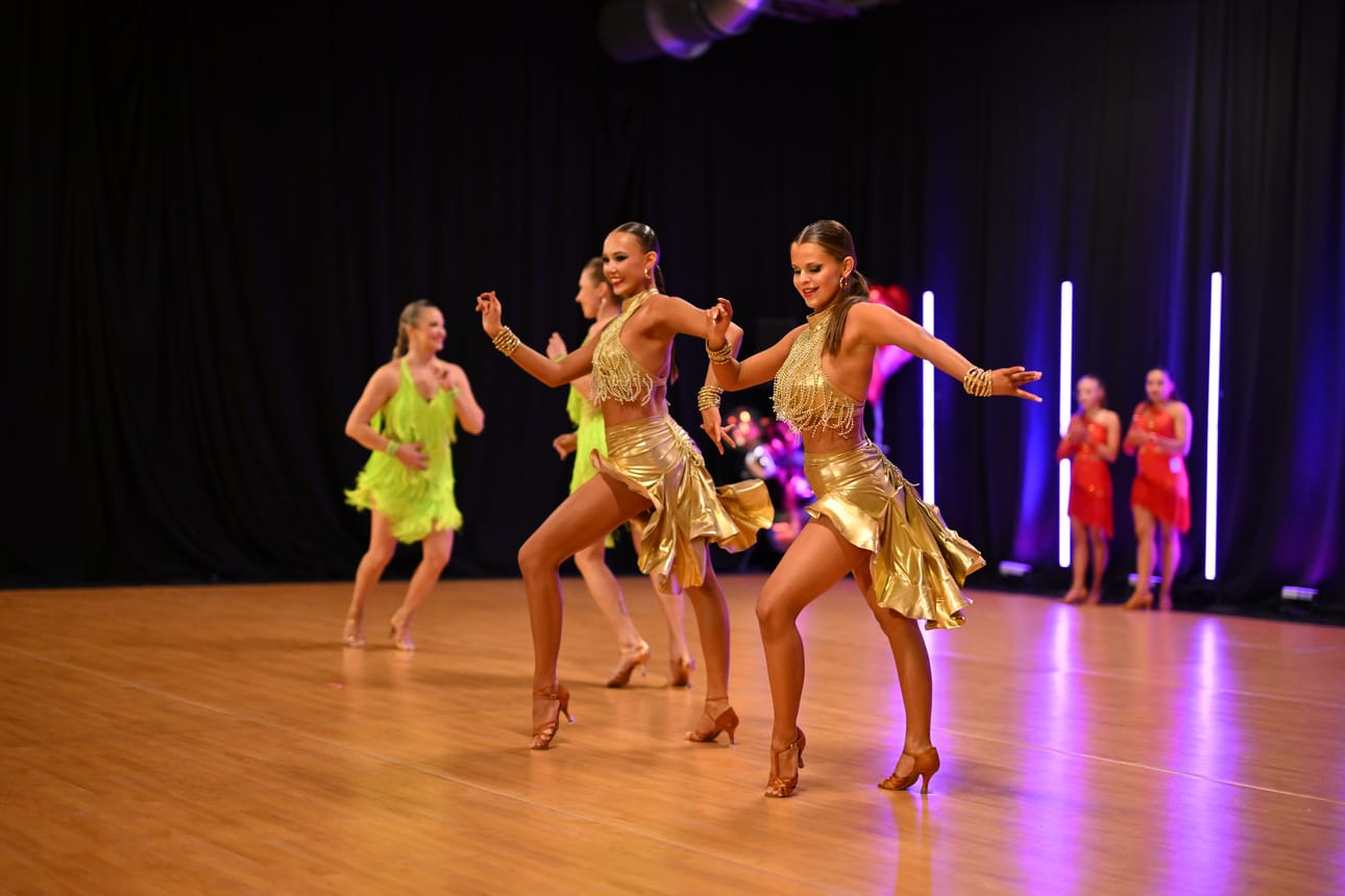 Finnish Dance Organizationin ja Tanssikeskus Citydancen järjestämissä Latino Show’n ikäkausi- ja suomenmestaruuskisoissa nähdään väriä ja liikettä.