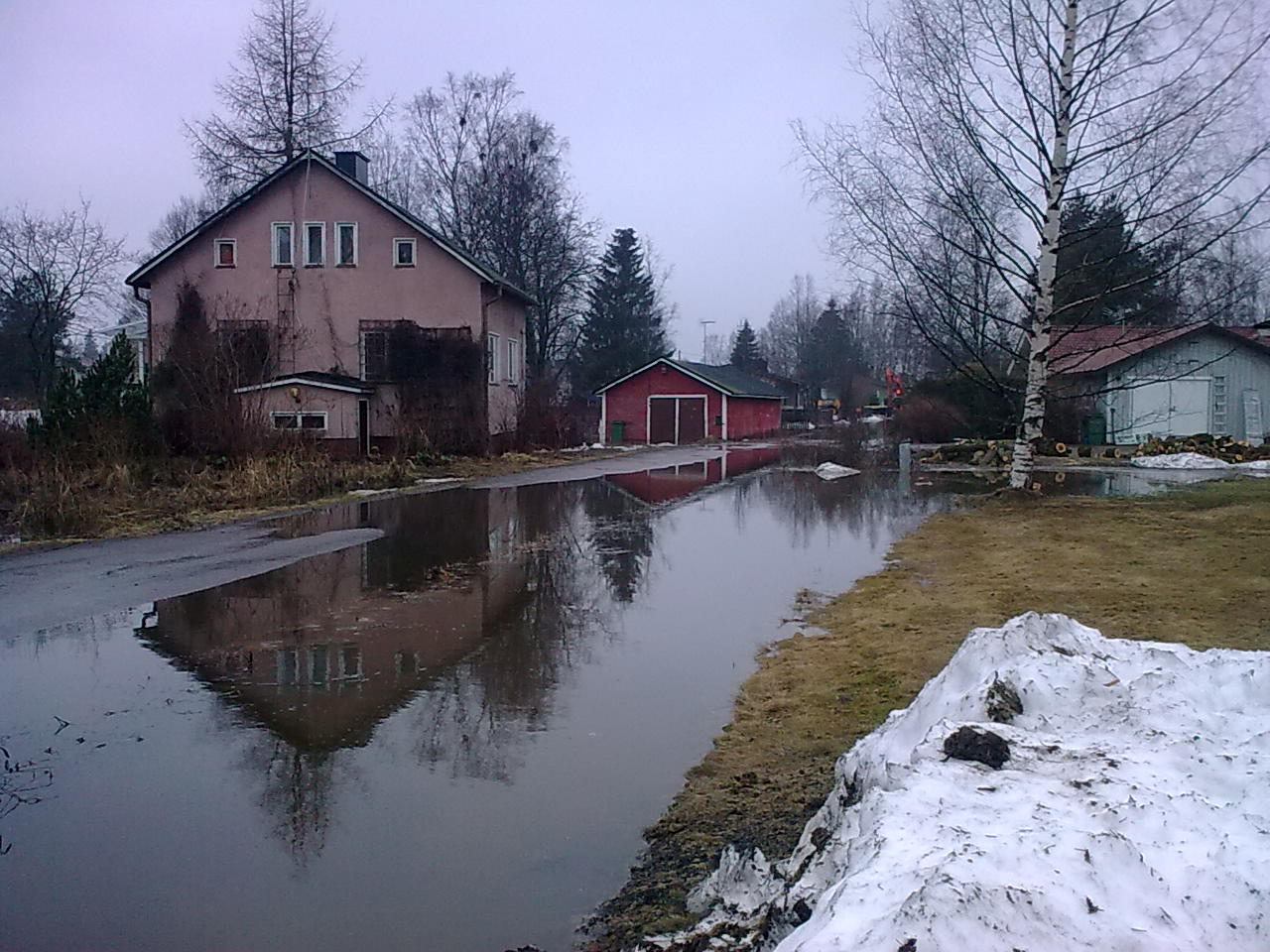Tulvavesi uhkasi omakotitaloja Kalajoella.