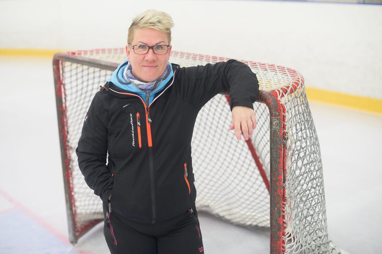 Tuore valtuutettu Helena Karjalainen liikkuu paljon. Yksi harrastuksista on jääkiekko, jota Karjalainen pelaa Paka:n mimmijoukkueessa.