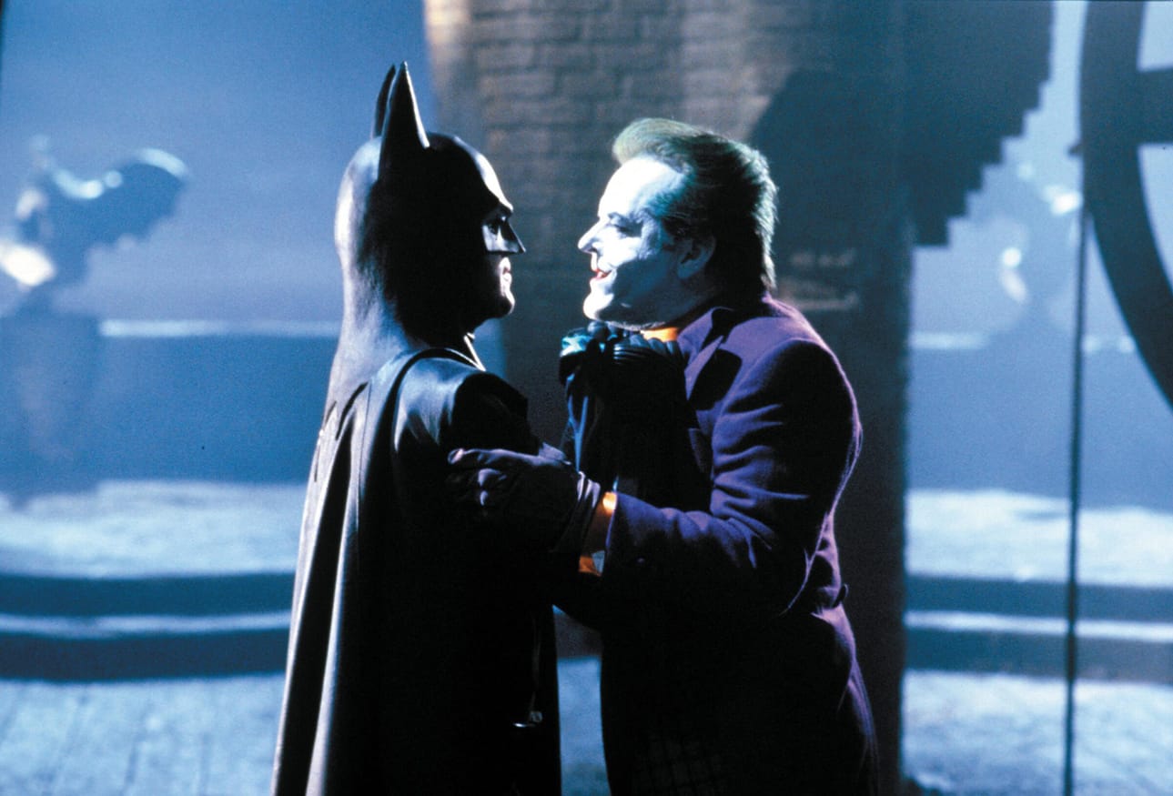 Toimintaseikkailu traumatisoituneesta miljonääristä Bruce Waynesta, joka rikollisten uhatessa muuttuu Gothamin kaupunkia suojelevaksi supersankariksi.