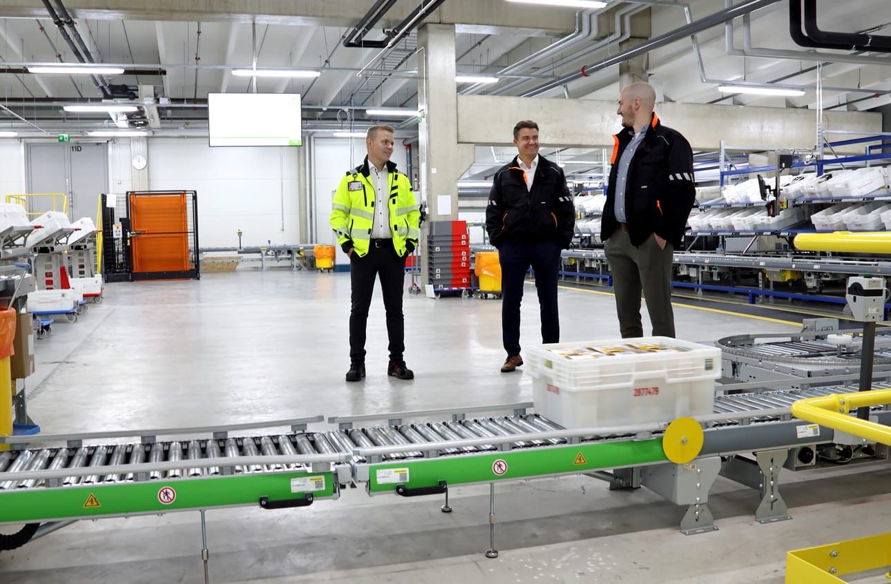 Fresh Servant Oy:n logistiikkakeskuksen projektijohtaja Tobias Hjulfors, toimitusjohtaja Sami Haapasalmi ja tuotantojohtaja Juha Vattuaho esittelivät uutta logistiikkakeskusta ennen sen ja tehtaan laajennuksen avajaisia keskiviikkona.