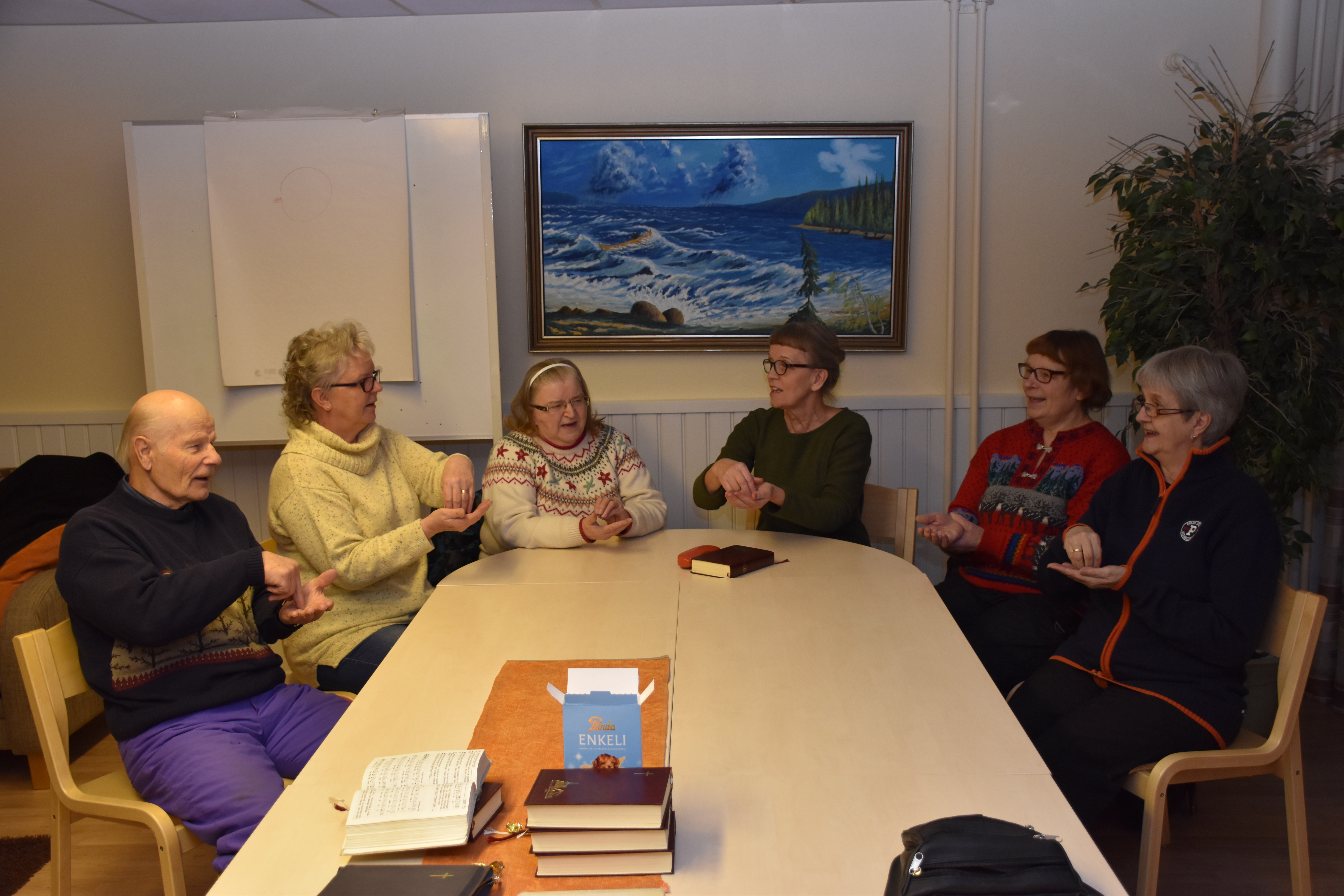 Posion seurakunnan Sana- ja rukouspiiriin kokoontuneet Kalevi Savilaakso, Arja Aapaoja, Hilkka Sutinen, Pirjo Osola, Kaisa Alatarvas ja Aino Vahtola (oik.) ihmettelivät perinteiden murenemista, kun seurakunnan lapsikerhon pitäminen on  kielletty päiväkodilla. Kuvassa kerholaiset laulavat hengellisiä lauluja.