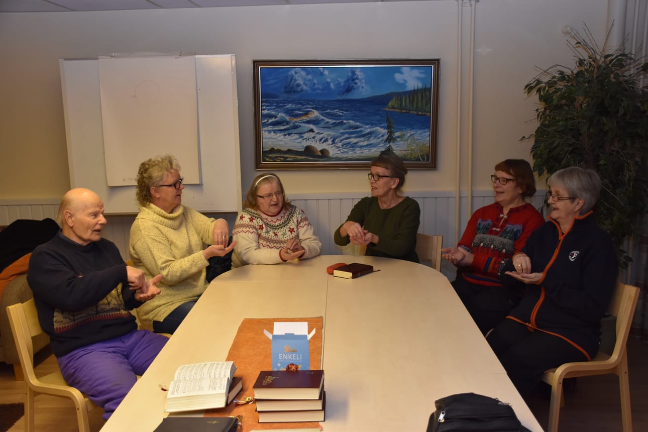 Posion seurakunnan Sana- ja rukouspiiriin kokoontuneet Kalevi Savilaakso, Arja Aapaoja, Hilkka Sutinen, Pirjo Osola, Kaisa Alatarvas ja Aino Vahtola (oik.) ihmettelivät perinteiden murenemista, kun seurakunnan lapsikerhon pitäminen on kielletty päiväkodilla. Kuvassa kerholaiset laulavat hengellisiä lauluja.