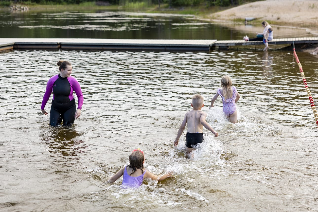 Pitkien hellejaksojen puuttumisesta huolimatta Limingan Rantakylässä on näkynyt uimareita. Kuvassa uimavalvoja Fanni Törmälä lasten kanssa 13. heinäkuuta.