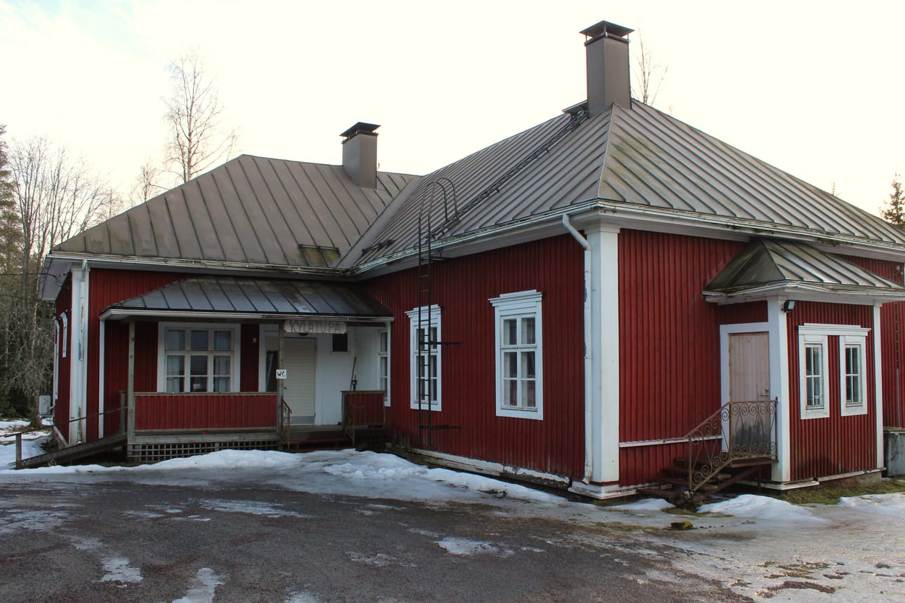 Ohriluoman entinen kyläkoulu eli nykyinen kylätupa on tärkeä harrastus- ja kokoontumispaikka. Kunnanhallitus ehdottaa kiinteistön laittamista myyntiin.