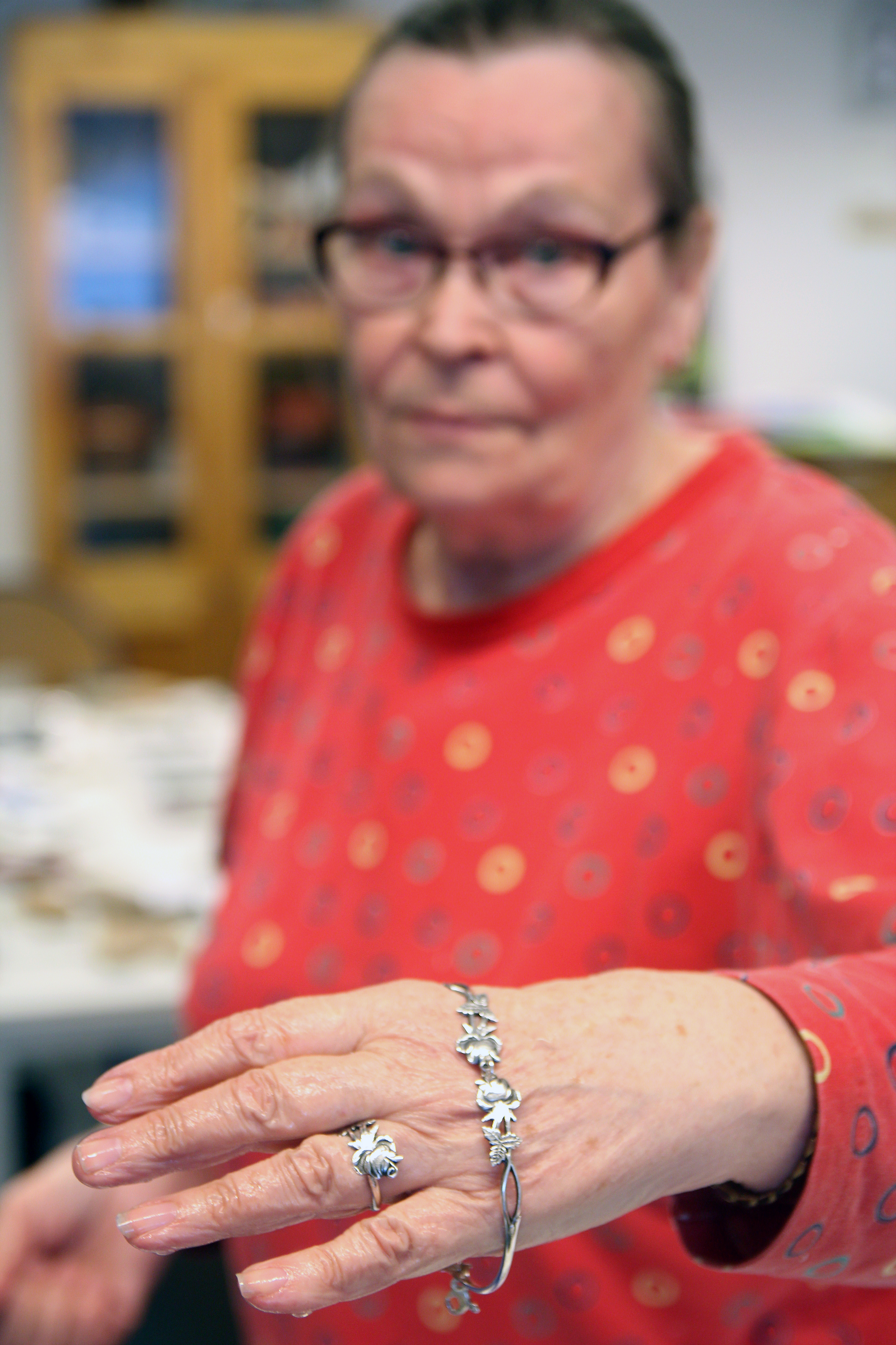 3 Kaarina Annunen ja koruiksi muuttuneet häälusikat 50 vuoden takaa.
