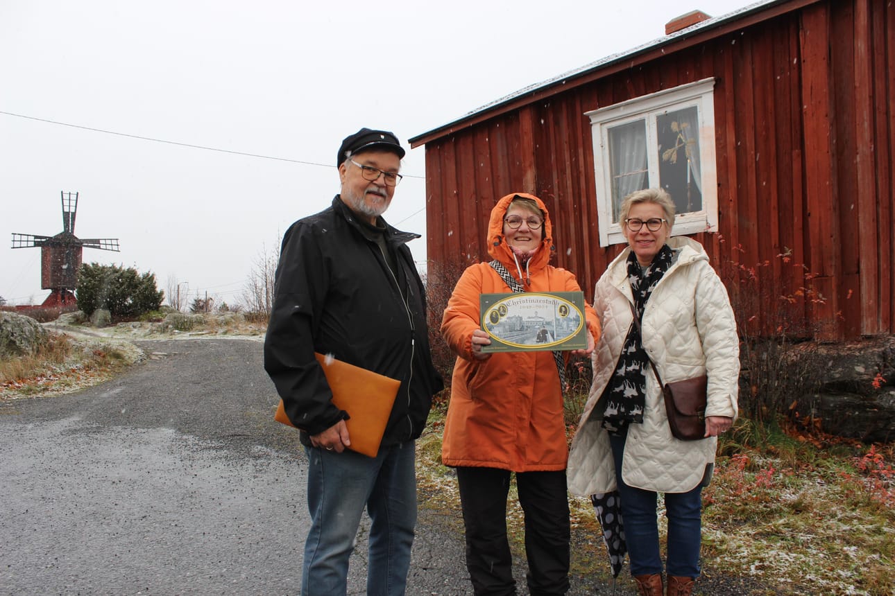 Raimo Repola, Maarit Rosengård ja Margaretha ”Teeta” Reinlund (vas.) sekä melkein painolämmin joulukalenteri. Kaupungin 375-vuotisjuhlavuonna kalenteri kattaa koko kaupungin. Edellisvuosina on keskitytty kahteen vanhaan rakennukseen. Viime vuonna joulukalenterin kohteena oli Carlsron talo.