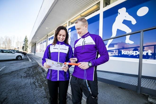 Rasti-Kurikan uusi puheenjohtaja Kati Närvä ja harjoituspankki-idean kehittäjä Jukka-Pekka Katajisto kertovat edullisten karttapakettien olevan myynnissä jo ensi viikosta lähtien paikallisessa urheiluvarusteliikkeessä.KUVAT: KRISTA LUOMA