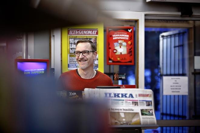Seinäjoen Pohjassa toimivan Aulin kaupan kauppias Samu-Seppo Kivelä ottaisi nelosoluen mielellään myyntiin, mutta toisaalta siitä koituisi pienelle kaupalle varasto-ongelmia – Jos juomien menekki on iso, niin mihin me tavarat varastoimme. KUVA: TOMI KOSONEN