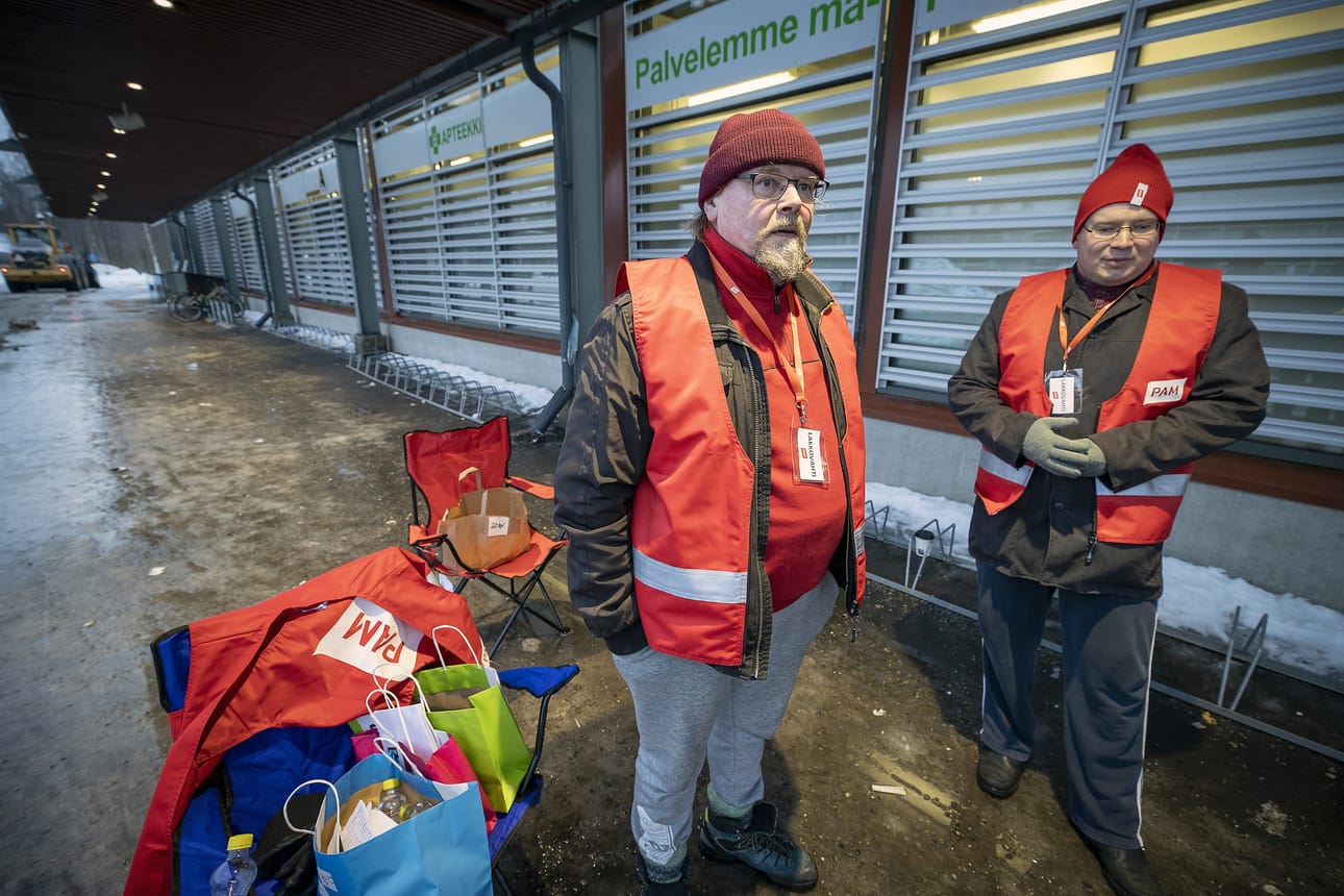 Jouko Similä ja Viljami Palomäki olivat lakkovahtivuorossa Linnanmaan Prisman edessä torstaina alkuillasta.
