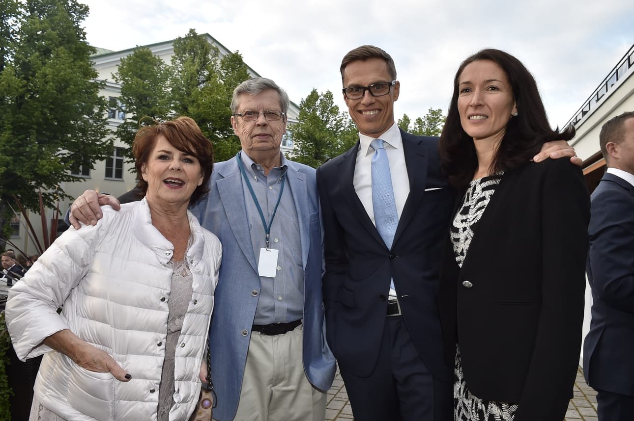 Alexander Stubbin (toinen oikealta) isännöimään iltatilaisuuteen osallistuivat Pirkko Mannola (vas.), Göran Stubb, Alexanderin vaimo Suzanne Innes-Stubb.