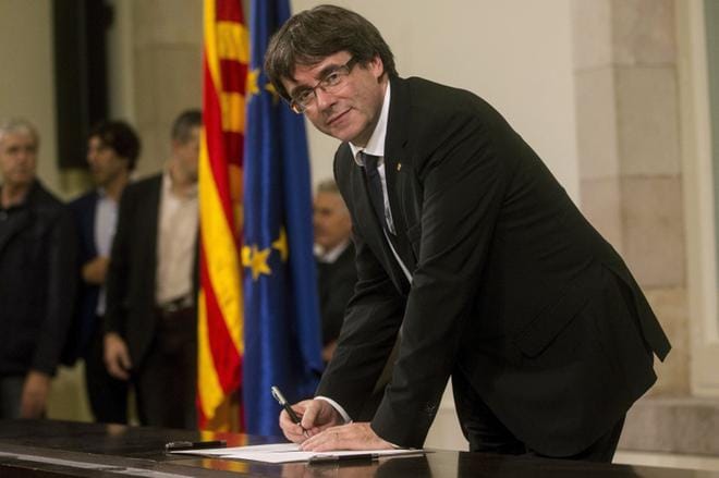 Katalonian aluejohtaja Carles Puigdemont allekirjoitti tiistai-iltana Barcelonassa Katalonian itsenäistymisjulistuksen, joka kuitenkin pantiin heti jäihin. KUVA: EPA/QUIQUE GARCIA